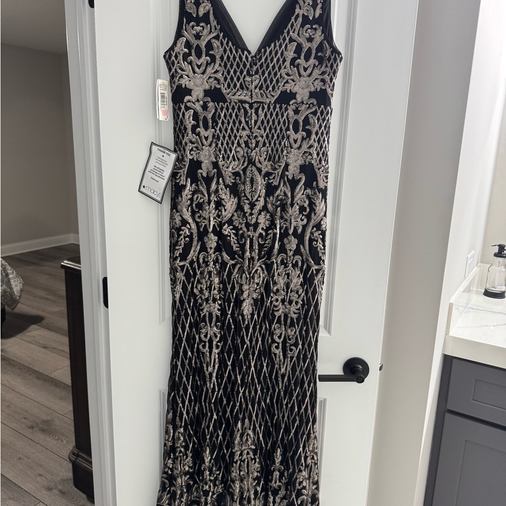 Elegant Black and Gold Gown - Picture 2 of 3